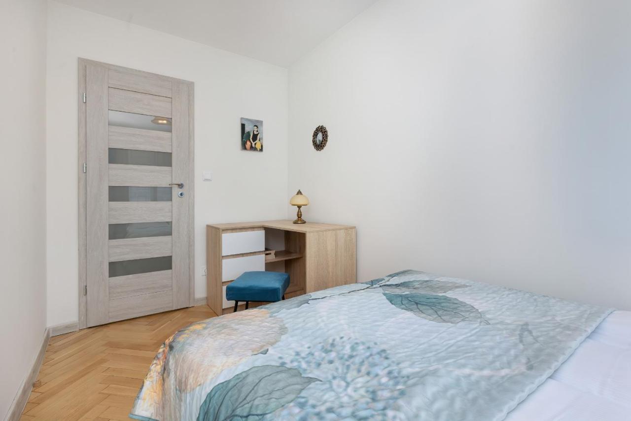 Cozy And Comfortable Wola Apartment By Noclegi Renters وارسو المظهر الخارجي الصورة